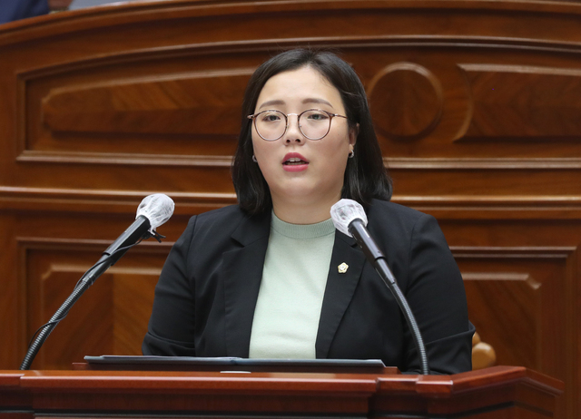 지난 15일 열린 전주시의회 제404회 임시회 제3차 본회의에서 최서연 의원이 시정질문을 하고 있다. 사진제공=전주시의회