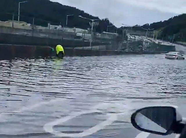 지난 16일 오전 해운대구 석대동 도시고속도로 번영로 구간이 침수됐다. 연합뉴스