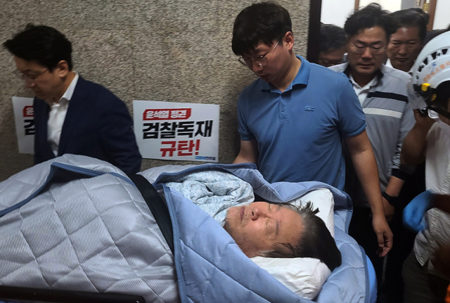 단식 중이던 더불어민주당 이재명 대표가 18일 건강 악화로 국회에서 병원으로 후송되고 있다. 연합뉴스