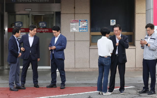 18일 단식 중이던 더불어민주당 이재명 대표가 이송된 여의도 성모병원에 정청래, 천준호 의원 등이 모여 있다. 연합뉴스
