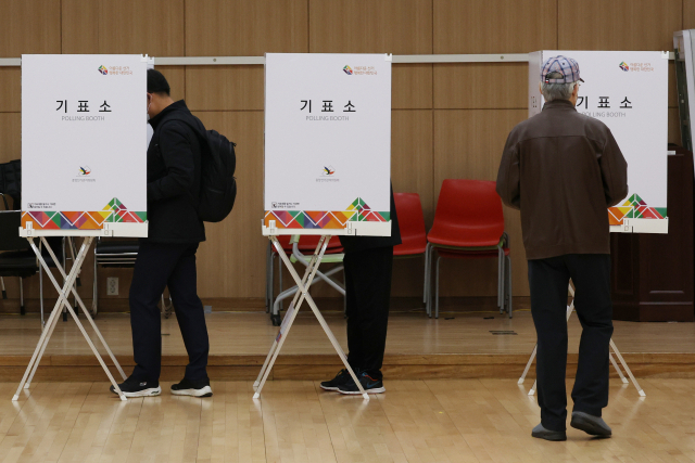 서울 강서구청장 보궐선거 사전투표가 시작된 6일 오전 서울 방화1동 주민센터에 마련된 투표소에서 유권자들이 투표하고 있다. 연합뉴스
