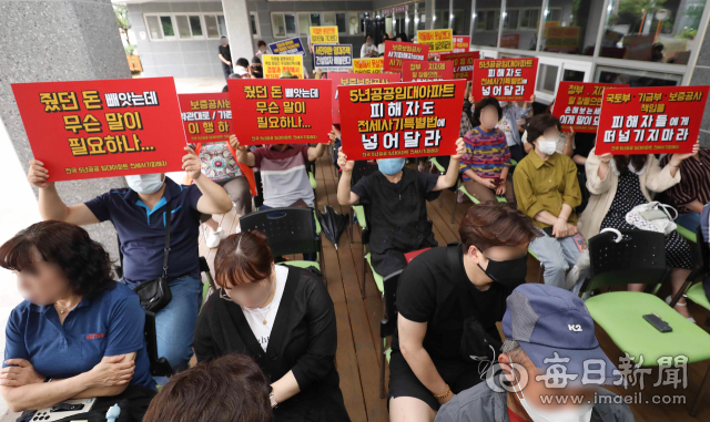 지난 6월 21일 오후 대구 달성군 유가읍의 한 공공임대주택 입주민 회의실 앞에서 '내 집 마련'을 꿈꾸며 이곳에 입주한 임차인들이 정부의 대책 마련을 촉구하며 침묵 시위를 하고 있다. 정운철 기자 woon@imaeil.com