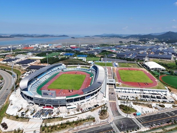 제104회 전국체전이 전남 22개 시·군 70개 경기장서 일제히 개최된다. 대회 준비를 마친 목포종합경기장 전경. /김진수 기자 jeans@kwangju.co.kr