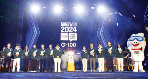 ◇11일 서울시청 광장에서 열린 2024강원동계청소년올림픽대회 G-100 기념 행사에서 유인촌 문화체육관광부 장관, 김진태 강원특별자치도지사, 오세훈 서울시장, 진종오·이상화 공동 조직위원장, 윤성빈 스켈레톤 선수를 비롯한 점화자들이 성화와 함께 기념촬영을 하고 있다. 서울=신세희기자