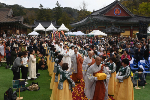 2023 오대산 문화축전이 13일 평창 오대산 일원에서 개막했다. 퇴우 정념 주지 스님과 원현순 김진태 지사 부인, 한미숙 신경호 교육감 부인, 김진희 권성동 국회의원 부인, 김희경 이철규 국회의원 부인, 이현숙 유상범 국회의원 부인, 김난주 이양수 국회의원 부인, 김미숙 노용호 국회의원 부인, 김옥희 심재국 평창군수 부인, 김은희 김홍규 강릉시장 부인, 강미원 심규언 동해시장 부인이 사리 이운 및 육법공양을 하고 있다. 신세희기자