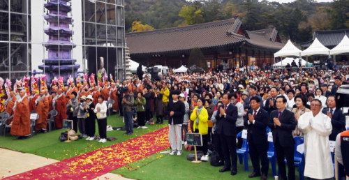 2023 오대산 문화축전이 13일 평창 오대산 일원에서 개막했다. 퇴우 정념 주지 스님과 박진오 강원일보 사장, 심재국 평창군수, 심현정 평창군의장을 비롯한 내빈과 신도들이 반야심경을 봉독하고 있다. 신세희기자