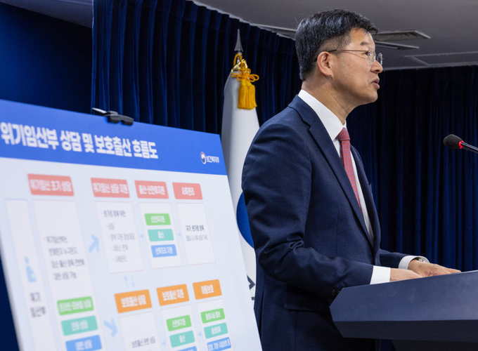 이기일 보건복지부 1차관이 6일 오후 서울 종로구 정부서울청사에서 이날 국회에서 통과된 위기 임신 및 보호 출산 지원과 아동 보호에 관한 특별법 관련 브리핑을 하고 있다. 2023.10.6 /연합뉴스