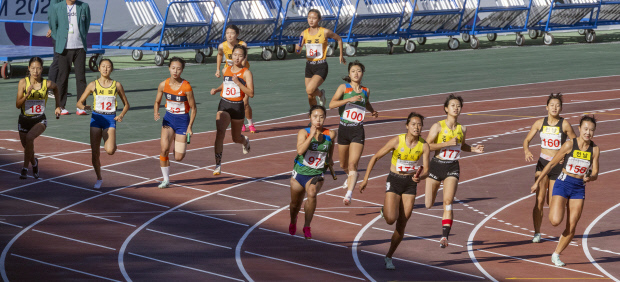 17일 목포종합경기장에서 열린 육상 여자 고등부 400m 릴레이 결승에서 바통을 이어받은 마지막 주자들이 혼신의 힘을 다해 결승선으로 달려나가고 있다. 전남 대표가 46초 89로 우승을 차지했다. /김진수 기자 jeans@kwangju.co.kr