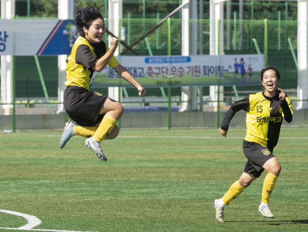 18일 광양축구전용1경기장에서 열린 ‘104회 전국체전’ 여자 18세 이하부 축구 전남(광양여고)과 울산(현대고)의 결승전에서 전남 범예주가 경기 후반 15분 선취골을 넣은 뒤 환호하고 있다. /특별취재반
