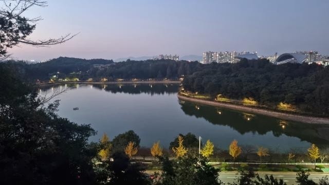 23일 오후 풍암호수 수질개선 주민협의체 위원들과 광주시, 빛고을중앙공원개발(주) 등이 참여한 ‘풍암호수 수질개선에 대한 전체회의’는 호수 바닥을 높이고, 외부의 맑은 물을 유입하는 자연정화 방식을 풍암호 수질개선안으로 합의했다. /나명주 기자 mjna@kwangju.co.kr