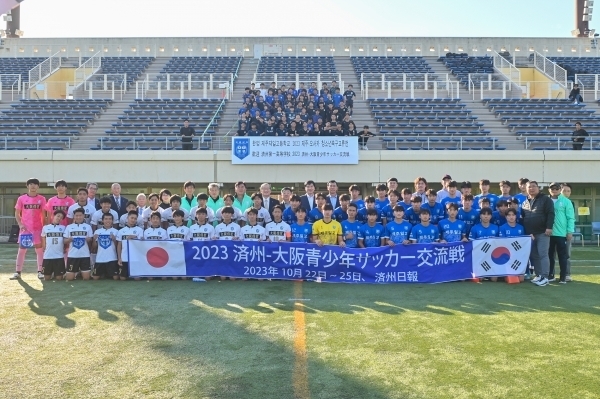 ‘2023 제주일보 백호기 전도 청소년 축구대회’ 고등부 우승팀인 제주제일고등학교 축구팀이 24일 일본 오사카시 츠루미 녹지 축구장에서 오사카 카이세이 학원 고등학교 축구팀과 친선 경기를 가졌다. 일본 오사카=고봉수 기자