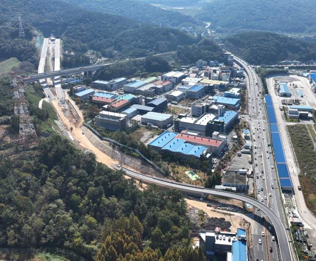 25일 창원시 성산구 성주동 성주사 사거리 인근의 제2안민터널 공사가 진행되고 있다. 성산구 성주동과 진해구 자은동을 잇는 제2안민터널 건설사업은 내년 3월 말쯤 준공될 예정이다./김승권 기자/