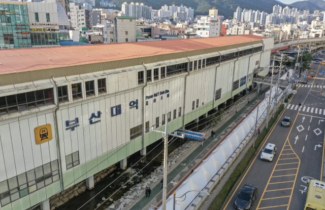부산교통공사는 25일 ‘도시철도 1호선 부산대역 복합역사 개발’ 사업이 최종 무산됐다고 밝혔다. 대학 상권과 도심 활성화의 마중물이 될 것으로 기대됐던 복합역사 개발이 좌초돼 부산 금정구 일대 대형 대학가 상권의 쇠락도 우려된다. 사진은 부산대역과 주변 전경. 김종진 기자 kjj1761@