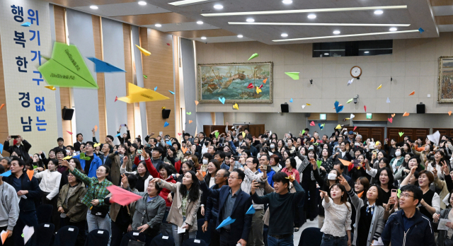 6일 오후 경남도청 대회의실에서 열린 ‘복지사각지대 안전망 강화를 위한 경남 행복지킴이단 출범식’에서 행복지킴이들이 위기가구를 찾아 발굴해 신속 지원할 것을 다짐하며 종이비행기를 날리고 있다./김승권 기자/