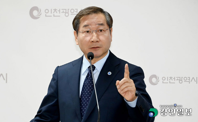 유정복 인천시장이 6일 시청 브리핑룸에서 김포시의 서울시 편입과 관련해 입장문을 발표하고 있다. /인천시 제공
