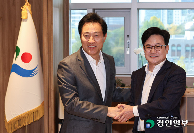 오세훈 서울시장과 김병수 김포시장이 6일 오후 서울 중구 서울시청에서 김포시의 공식적인 서울 편입 방안을 논의하기 위해 만나고 있다. 2023.11.6 /최은성기자 ces7198@kyeongin.com
