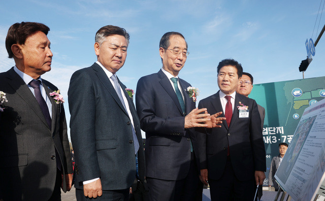 한덕수 국무총리가 8일 군산 새만금 국가산업단지 3공구 매립현장에서 열린 '새만금 국가산업단지 매립공사(3·7공구) 착공식'에 참석해 추진 현황을 살펴보고 있다. /조현욱 기자