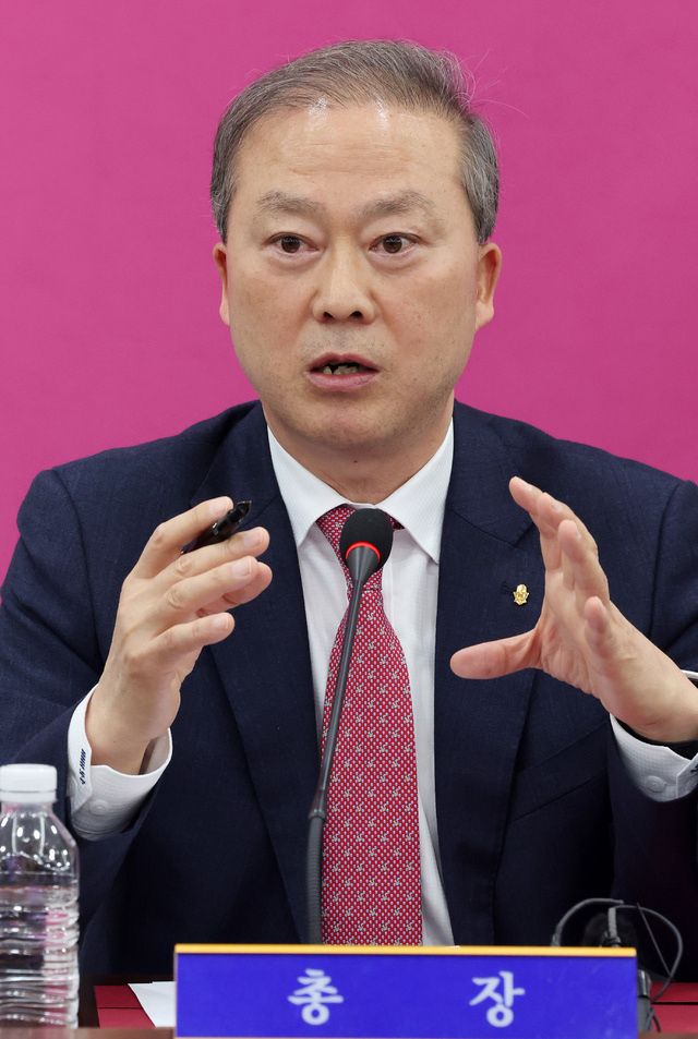 양오봉 전북대 총장이 13일 전북대학교 대학본부 대회의실에서 열린 '글로컬대학30 사업' 선정 관련 간담회에서 질의에 답변을 하고 있다. 조현욱 기자