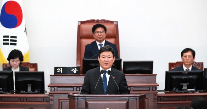 김광수 제주특별자치도교육감이 14일 제422회 제주도의회 제2차 정례회에서 내년도 예산안 제출에 따른 시정연설을 하고 있다.