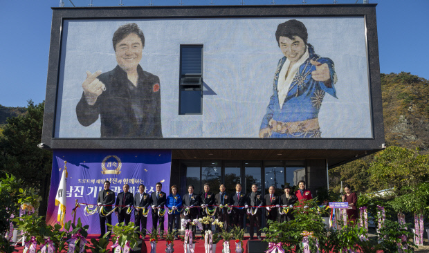 21일 고흥군 영남면에서 열린 국민가수 ‘남진 트로트기념관’ 개관식에서 가수 남진·김여송 광주일보 회장·공영민 고흥군수 등 참석자들이 개막 테이프 커팅을 하고 있다. /최현배 기자choi@kwangju.co.kr