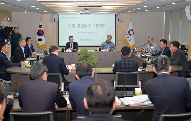 박완수 경남지사가 27일 도청 도정회의실에서 도내 9개 대기업 경영진과 함께 11월 도민회의를 개최하고 있다./경남도/