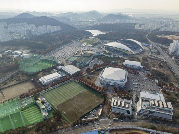 광주시가 월드컵경기장과 염주종합체육관·광주FC구장·승마장·대형 마트 및 아울렛 등이 있는 ‘염주체육관 권역’을 스포츠와 엔터테인먼트, 대형 쇼핑물 등이 어우러진 복합 공간으로 탈바꿈하는 사업을 추진할 예정이다. /김진수 기자 jeans@kwangju.co.kr
