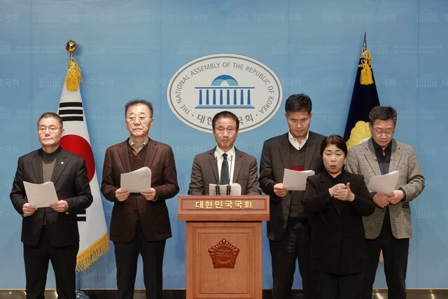 민주당 소속 전북 국회의원(왼쪽부터) 김수흥, 김윤덕, 한병도, 이원택, 안호영 의원이 6일 국회 소통관에서 ‘제22대 국회의원선거 선거구획정안’을 규탄하고 있다/사진=한병도 의원실