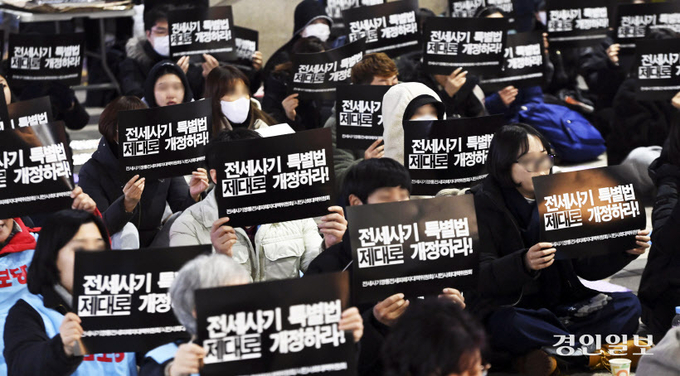 지난 3월 발생한 동탄 전세사기에 이어 최근 발생한 수원 일가족 전세사기 등 경기도내 전세 피해가 속출하고 있어 경기도와 지자체가 협력해 재발 방지에 힘써야 한다는 지적이다. 사진은 지난 5일 수원역 광장에서 전세사기·깡통전세 피해자들이 전세사기 특별법 개정을 촉구하는 모습. 2023.12.5 /이지훈기자 jhlee@kyeongin.com