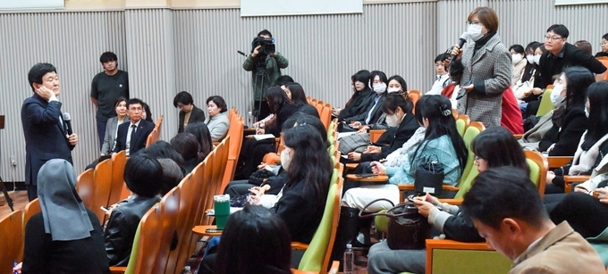 제주도교육청 주최로 11일 오후 탐라교육원에서 열린 유보통합 소통의 장 행사에서 한 교사가 김광수 교육감에게 질문하고 있다.(고봉수 기자)