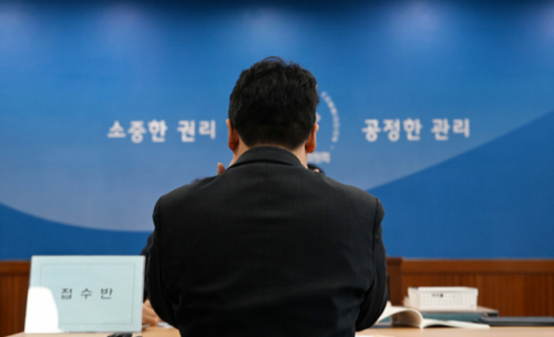 ◇제22대 국회의원 선거 예비후보자 접수가 시작된 12일 춘천시 선거관리위원회에서 총선 출마 입지자들이 출사표를 내고 있다. 신세희기자