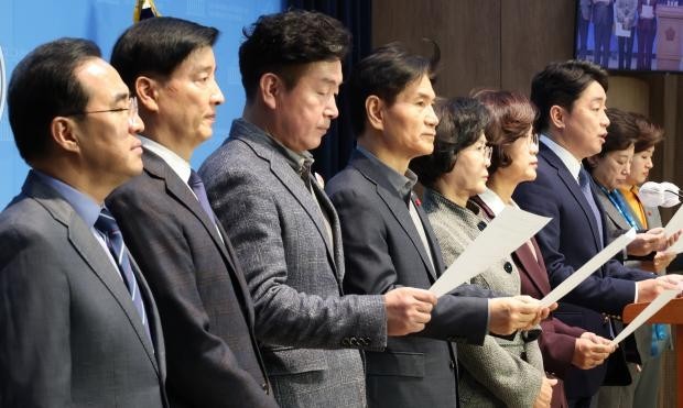 더불어민주당 더좋은미래 의원들이 15일 국회에서 이낙연 전 대표의 창당 선언 철회 촉구 기자회견을 하고 있다./연합뉴스