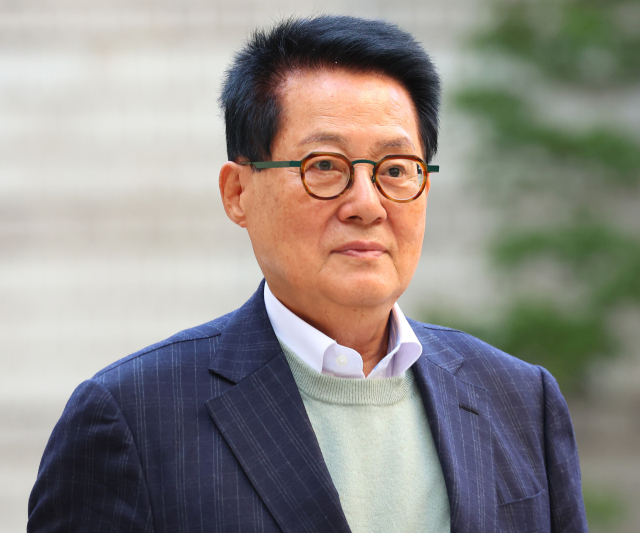 박지원 전 국가정보원장이 8일 서울중앙지법에서 열린 '서해 공무원 피살 사건' 관련 속행공판에 출석하고 있다. 연합뉴스