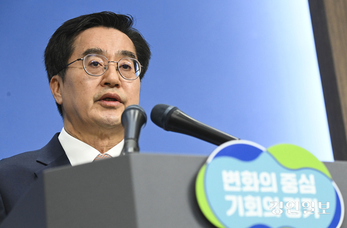 김동연 경기도지사가 3일 오전 경기도청 브리핑룸에서 총선 전 경기북부특별자치도 설치 주민투표가 무산된 것에 대해 유감을 표명하고 있다. 2024.1.3 /이지훈기자 jhlee@kyeongin.com
