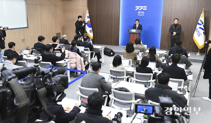 김동연 경기도지사가 3일 오전 경기도청 브리핑룸에서 총선 전 경기북부특별자치도 설치 주민투표가 무산된 것에 대해 유감을 표명하고 있다. 2024.1.3 /이지훈기자 jhlee@kyeongin.com