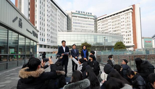강청희 전 대한의사협회 부회장(왼쪽)과 더불어민주당 권칠승 수석대변인(가운데)이 3일 서울 종로구 서울대병원에서 이재명 더불어민주당 대표의 피습 관련 치료 경과 상태를 브리핑하고 있다. <사진공동 취재단>