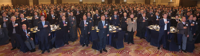 전북일보와 재경전북도민회, 삼수회가 주최하는 '2024년 재경 전북도민회 신년인사회'가 8일 서울 더케이호텔에서 전북도민 1,000여명이 참석해 열려 국민의례를 하고 있다. 오세림 기자