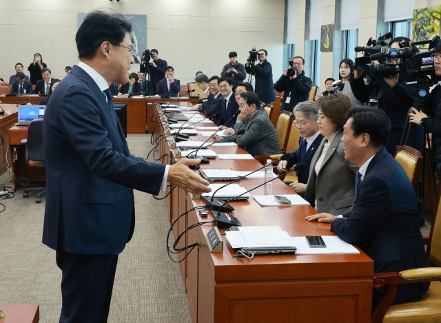 장제원 과학기술정보방송통신위원회 위원장이 8일 오전 국회에서 열린 과학기술정보방송통신위원회 전체회의 시작에 앞서 야당 의원들과 이야기를 나누고 있다. 이날 회의에서 윤석열 정부가 국정과제로 추진해 온 우주항공청특별법을 의결했다./연합뉴스/
