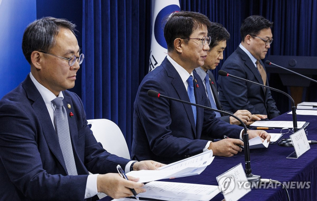박상우 국토교통부 장관(왼쪽 두 번째)이 10일 오후 서울 종로구 정부서울청사에서 윤석열 대통령 주재로 열렸던 '국민과 함께하는 민생토론회'에서 논의됐던 주택 분야 관련 주요 정책 계획을 발표하고 있다. 사진=연합뉴스