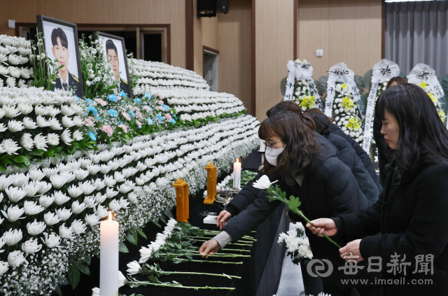 2일 구미소방서에 마련된 문경시 공장 화재에서 순직한 고(故) 김수광 소방장과 고(故) 박수훈 소방교의 분향소에서 한 시민이 헌화하고 있다. 성일권 기자 sungig@imaeil.com