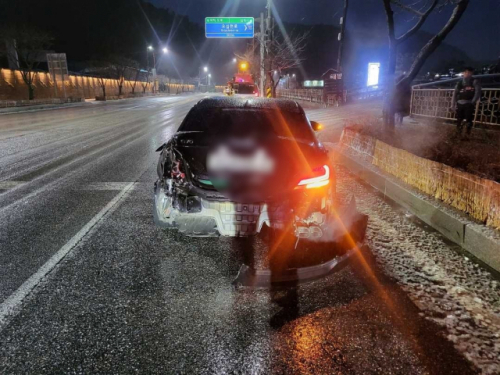 ◇21일 오전 6시28분께 삼척시 자원동 삼척중 인근 도로에서 눈길에 미끄러진 화물차가 제네시스 G70 승용차 후미를 들이 받는 사고가 발생했다. 사진=강원특별자치도소방본부 제공