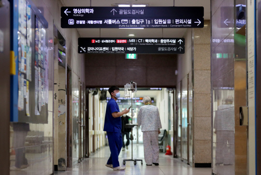 전공의 81명이 이탈한 충남대병원이 외래 진료를 축소키로 했다. 사진은 이달 12일 대전 중구 대사동 충남대병원에서 입원 환자가 1층 복도를 걷고있다. 대전일보 DB