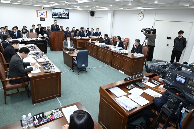 제주특별자치도의회 행정자치위원회(위원장 강철남, 더불어민주당·제주시 연동을)는 21일 제주도 기획조정실 등을 상대로 제424회 임시회 제1차 회의를 진행했다.