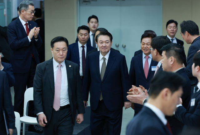윤석열 대통령이 22일 경남 창원시 경남도청에서 '다시 뛰는 원전산업 활력 넘치는 창원·경남'을 주제로 열린 열네 번째 '국민과 함께하는 민생토론회'에 입장하고 있다. 연합뉴스