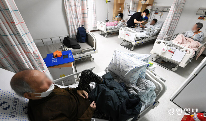 전공의들의 집단 사직이 이어지면서 정부가 '공공병원 운영 확대' 대책을 내놨지만, 의료 공백을 채우기엔 한계가 있다는 지적이 제기되고 있다. 21일 오전 수원시 장안구 경기도의료원 수원병원 병동이 혼잡한 모습을 보이고 있다. 2024.2.21 /최은성기자 ces7198@kyeongin.com