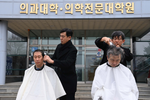 류세민 강원대 의과대학·의학전문대학원장, 유윤종 강원대 의과대학·의학전문대학원 학생부학·원장이 5일 교육부의 정원 수요조사에 반대하며 삭발 투쟁하고 있다. 전날 강원대는 현재 49명인 정원을 140명까지 늘리는 신청안을 교육부에 제출했다. 신세희기자