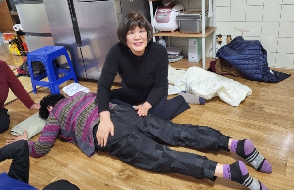 임기숙 무소속 예비후보가 지역구에 있는 경로당을 방문, 어르신의 건강을 위해 마사지 봉사를 하고 있다..