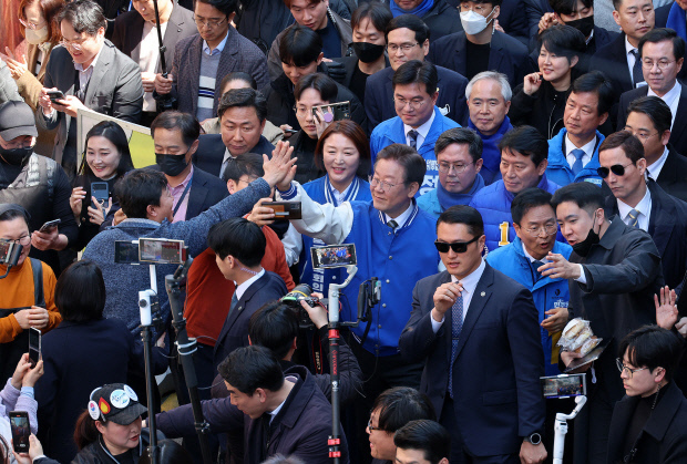 이재명 더불어민주당 대표가 21일 오후 광주 북구 전남대학교 후문 상가를 방문해 시민들과 인사를 나누고 있다. /김진수 기자 jeans@kwangju.co.kr