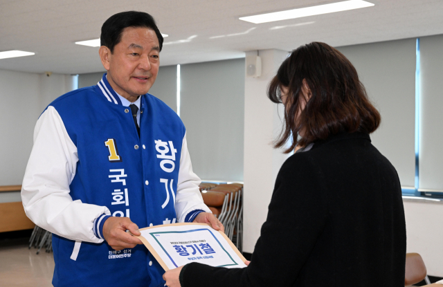 22대 국회의원 선거 후보 등록 첫날인 21일 창원시 진해구선거관리위원회를 찾은 더불어민주당 황기철 후보가 후보 등록을 하고 있다./성승건 기자/