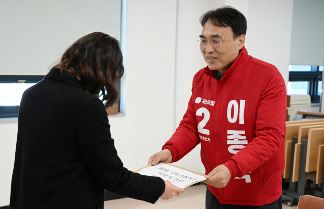 22대 국회의원 선거 후보 등록 첫날인 21일 창원시 진해구선거관리위원회를 찾은 국민의힘 이종욱 후보가 후보 등록을 하고 있다./성승건 기자/