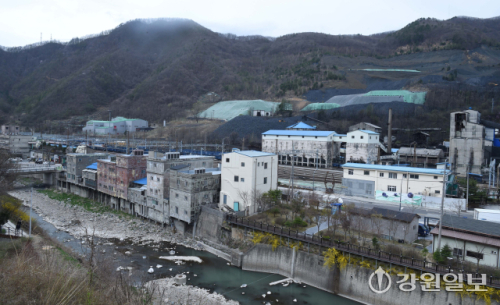 폐광을 앞둔 태백 장성광업소 철암생산부와 철암역 일대. 신세희기자